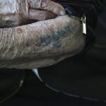 El brazo de Bronia Brandman, superviviente del Holocausto, marcado por los tatuajes distintivos de los nazis