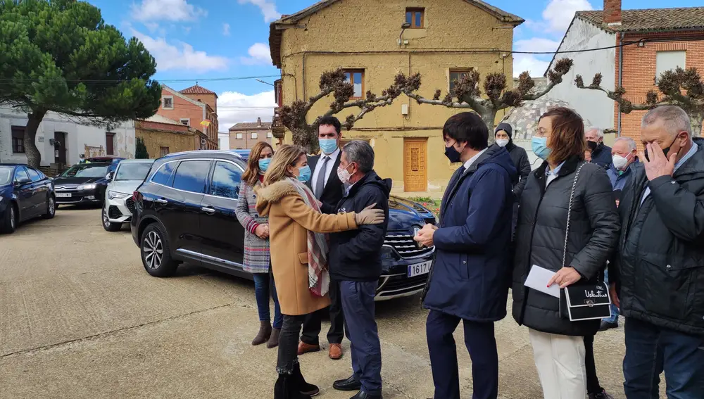 La ministra de Transportes, Movilidad y Agenda Urbana, Raquel Sánchez, saluda a los participantes en la visita a las obras del tramo Amusco-Osorno en Palencia.EUROPA PRESS06/11/2021