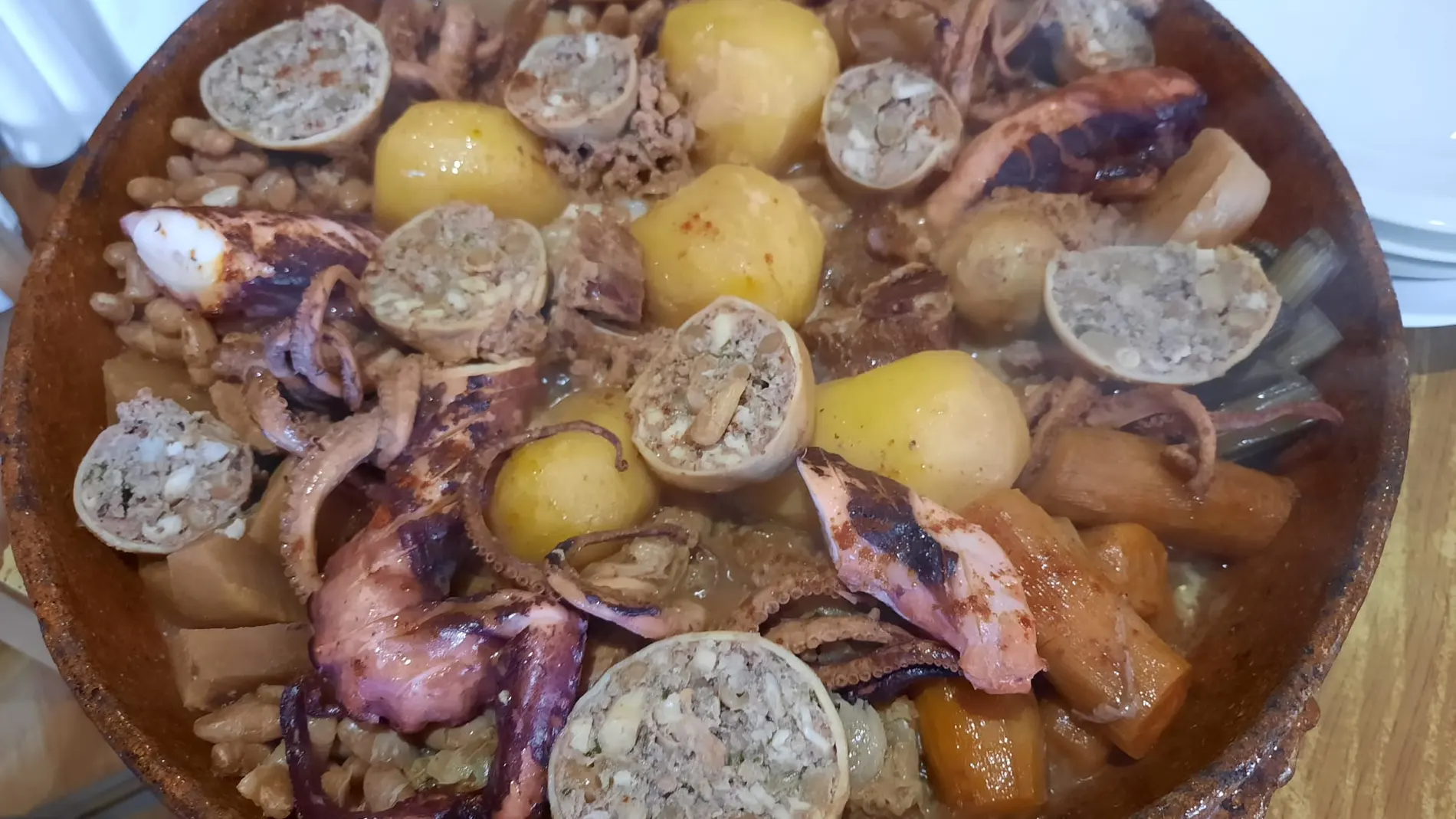 La llegada del perol provoca la sugestión habitual al ver un símbolo totémico culinario