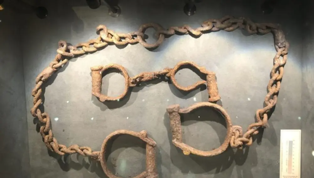 Cadenas reales de esclavistas ingleses utilizadas en el norte de Ghana, ahora exhibidas en Liverpool