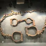 Cadenas reales de esclavistas ingleses utilizadas en el norte de Ghana, ahora exhibidas en Liverpool