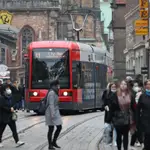 Centenares de personas pasean por las calles de Bremen en plena eclosión de casos de covid