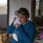 Una mujer palmera se emociona por tener que dejar atrás su casa, cubierta por la ceniza de la erupción