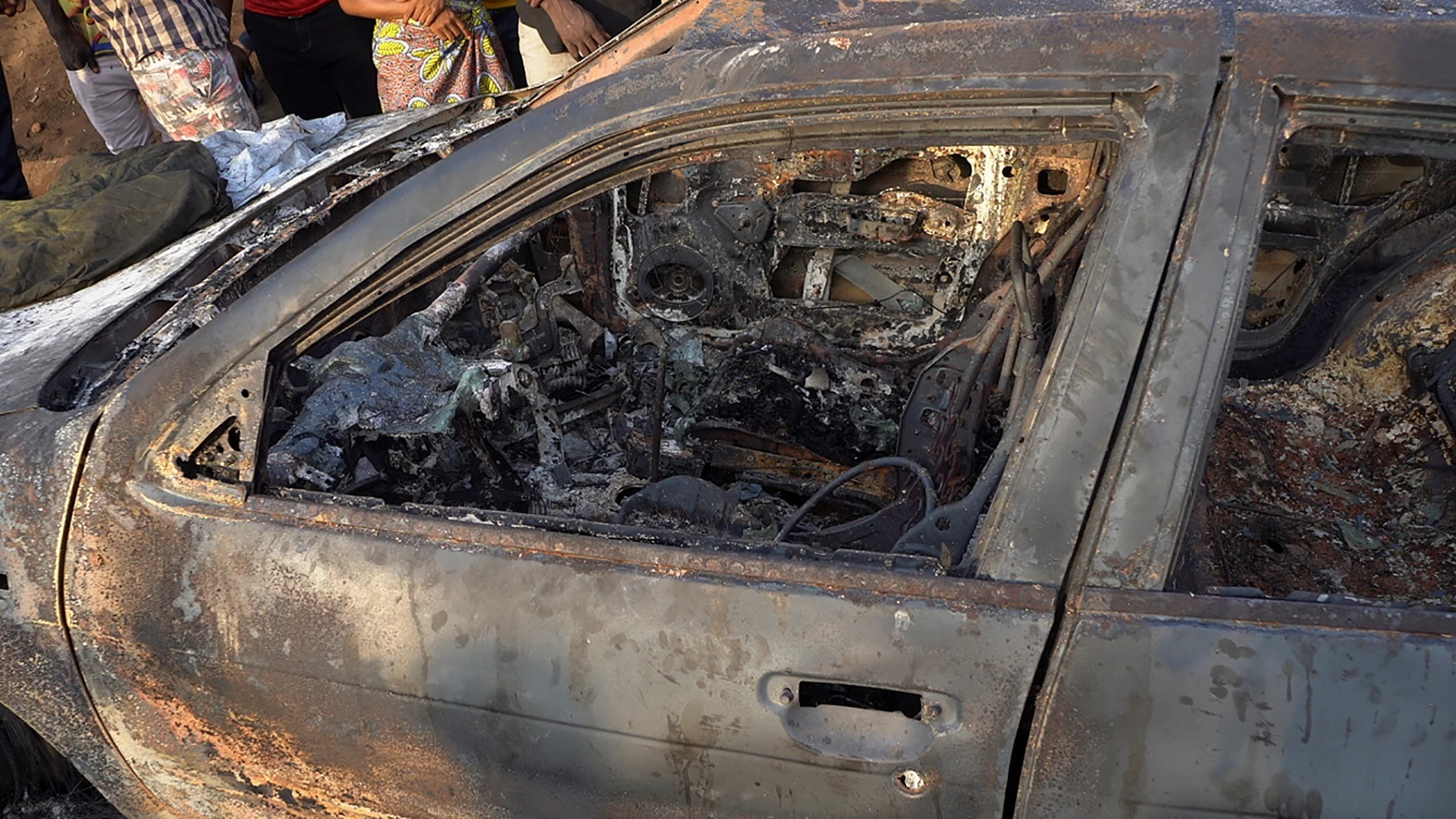 Un vehículo carbonizado por la explosión en Freetown, la capital de Sierra Leoana