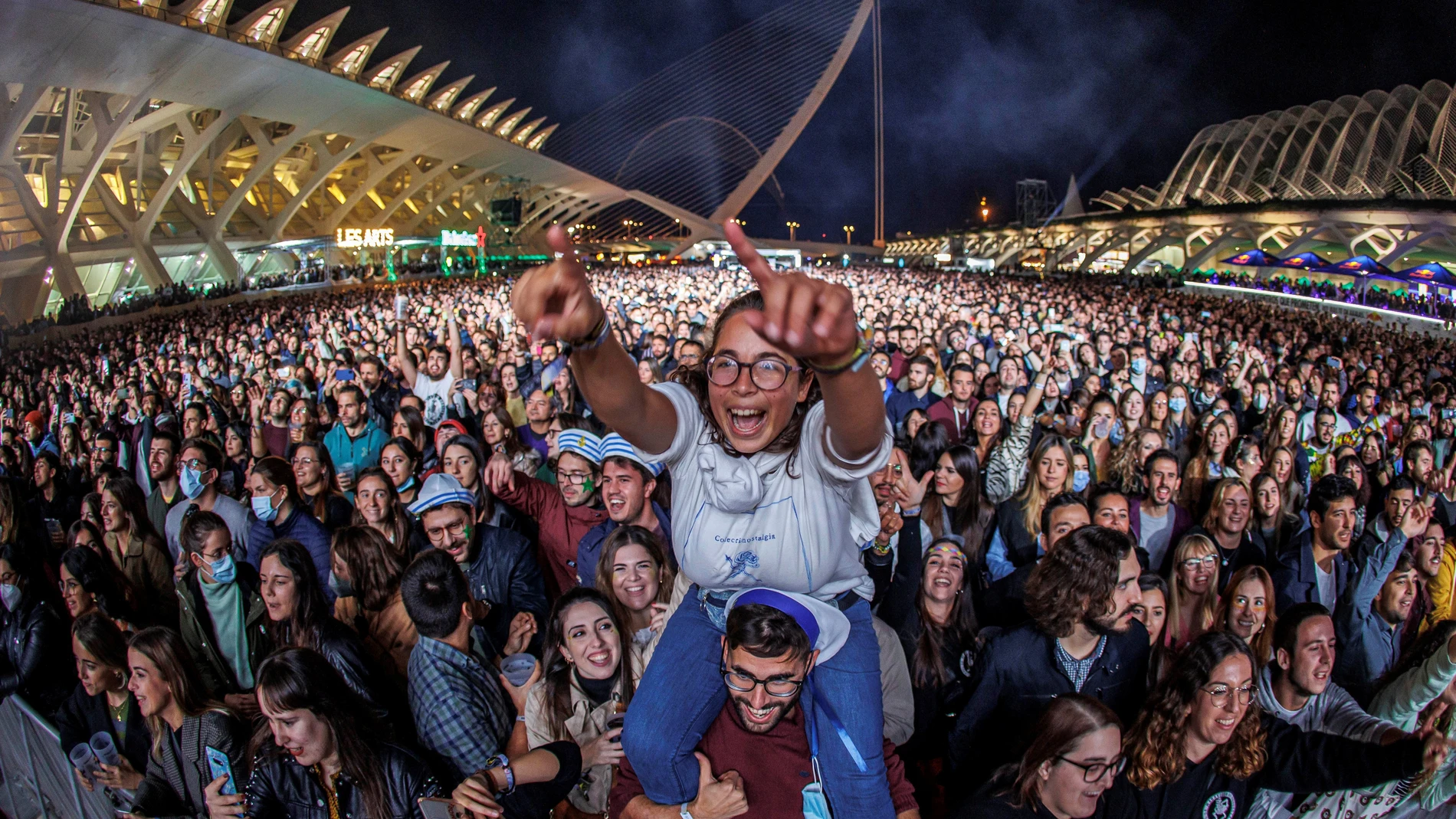 Miles de personas disfrutan de un concierto en el Festival de Les Arts