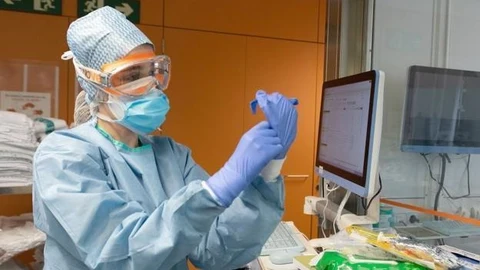Imagen de una profesional sanitaria cedida por Satse