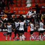 Los jugadores del Valencia celebran el empate