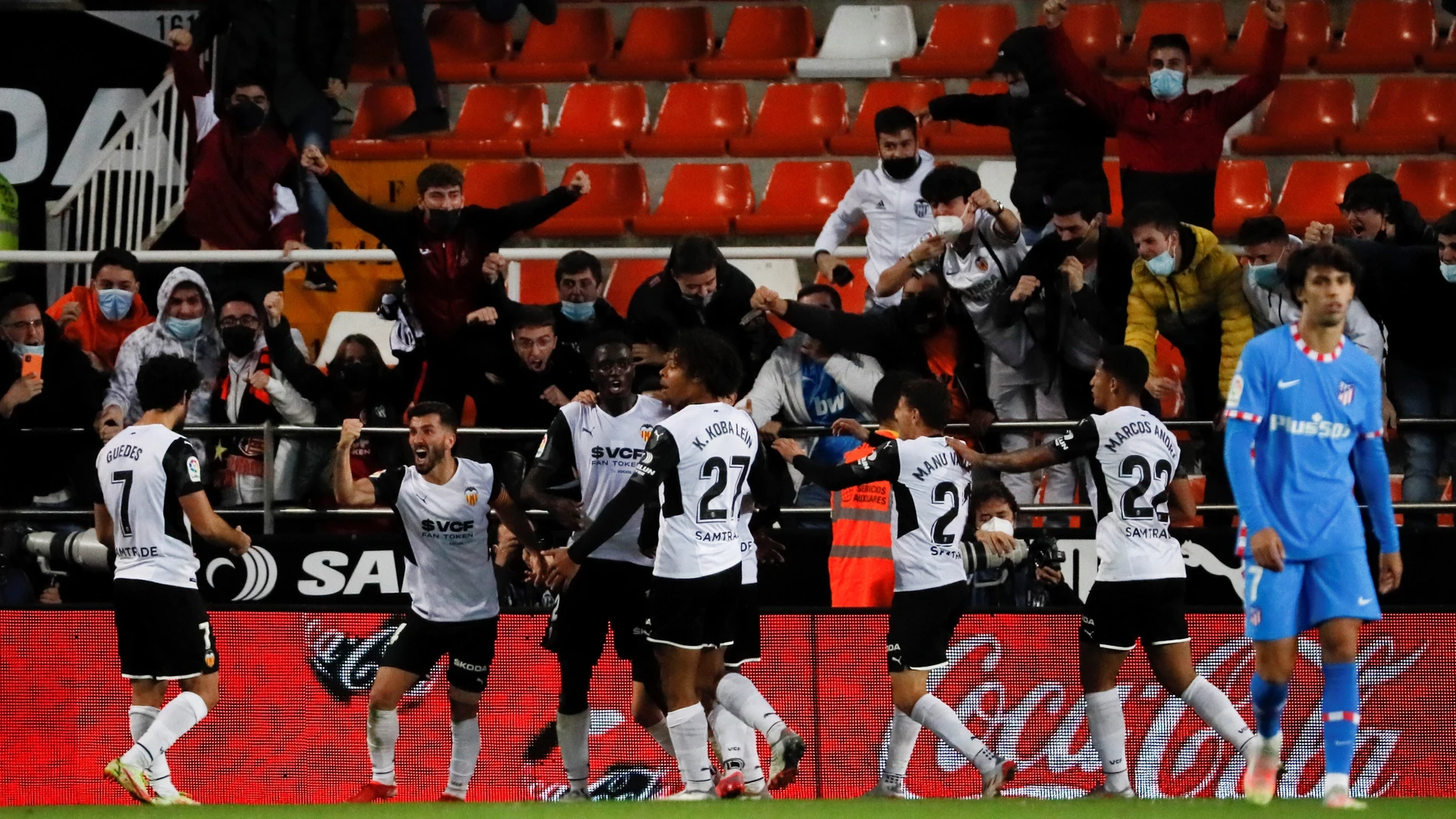 Los jugadores del Valencia celebran el empate