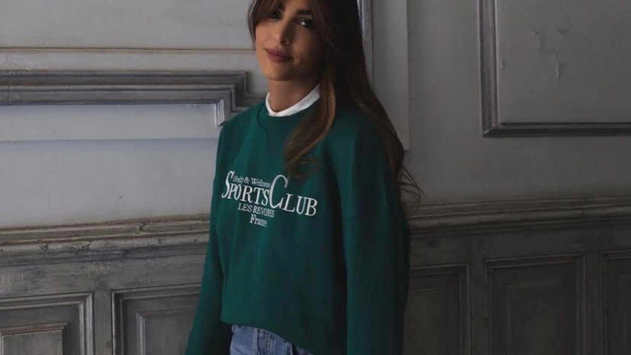 La sudadera verde de MANGO que las chicas con más llevan con vaqueros como lo hacían nuestras MADRES los años 90