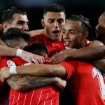 Los jugadores del Sevilla celebran el primer gol en el derbi