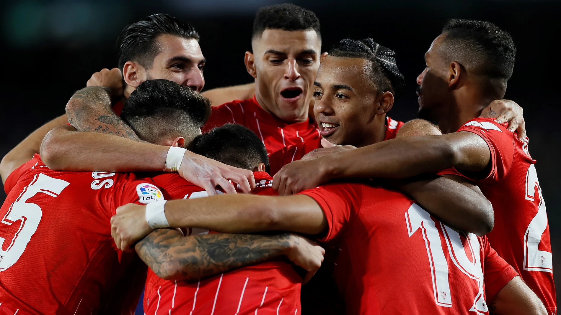 Los jugadores del Sevilla celebran el primer gol en el derbi