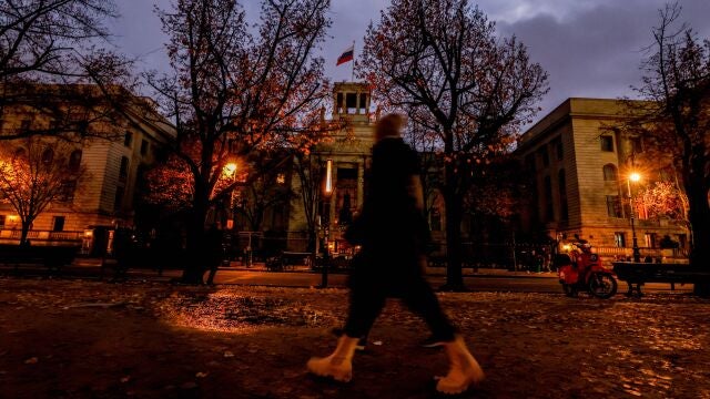 Una transeúnte pasa junto al edificio de la Embajada de Rusia en Berlín
