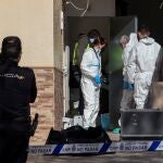 Agentes de la policía científica durante el registro de la vivienda del número 231 de la calle Estanislao Rolandi de Cartagena