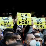 Aficionados muestran pancartas alusivas al propietario del Valencia, Peter Lim, durante el partido entre el conjunto valenciano y el Atlético de Madrid
