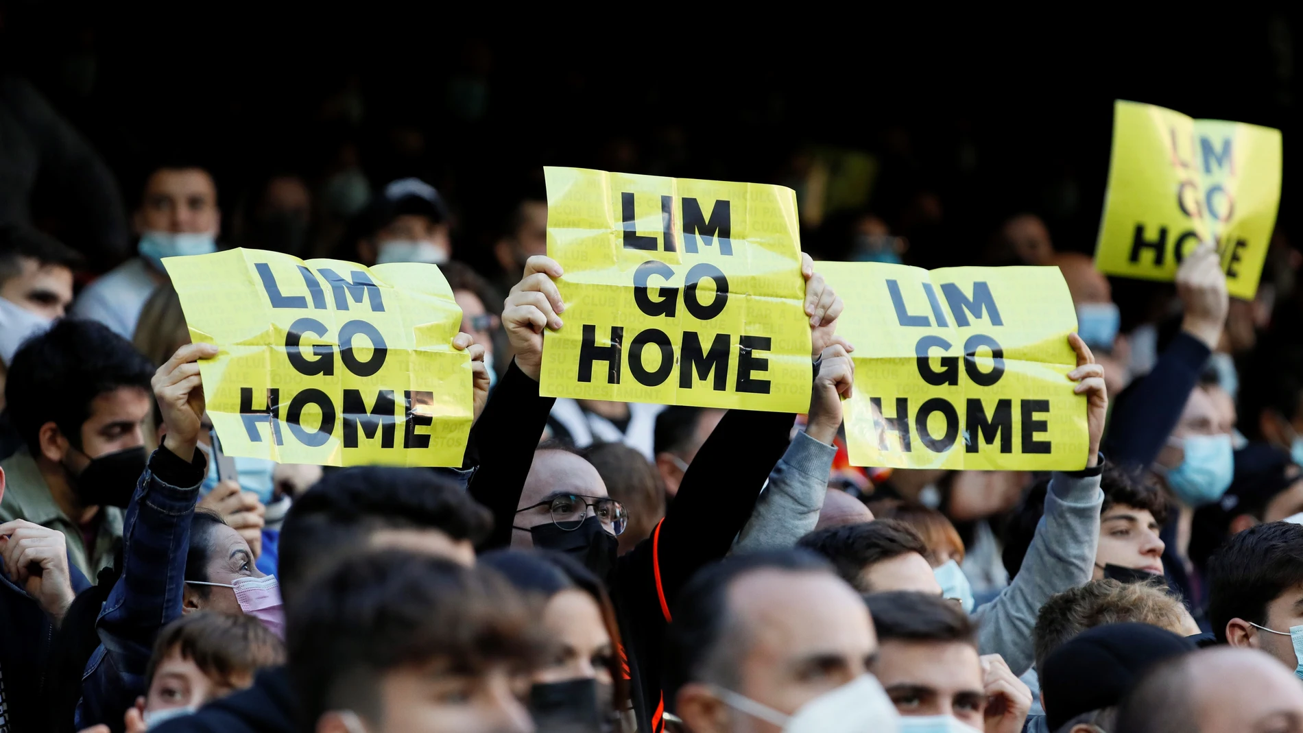 Aficionados muestran pancartas alusivas al propietario del Valencia, Peter Lim, durante el partido entre el conjunto valenciano y el Atlético de Madrid