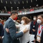 Pedro Sánchez saluda a Susana Díaz en la clausura del Congreso de los socialistas andaluces