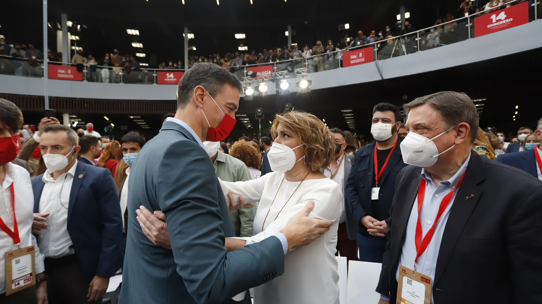 Pedro Sánchez saluda a Susana Díaz en la clausura del Congreso de los socialistas andaluces