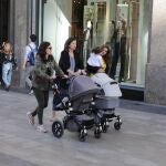 Unas madres pasean con sus bebés por las calles de Madrid