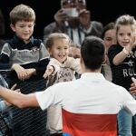 Novak Djokovic acude a abrazar a sus hijos después de derrotar a Medvedev