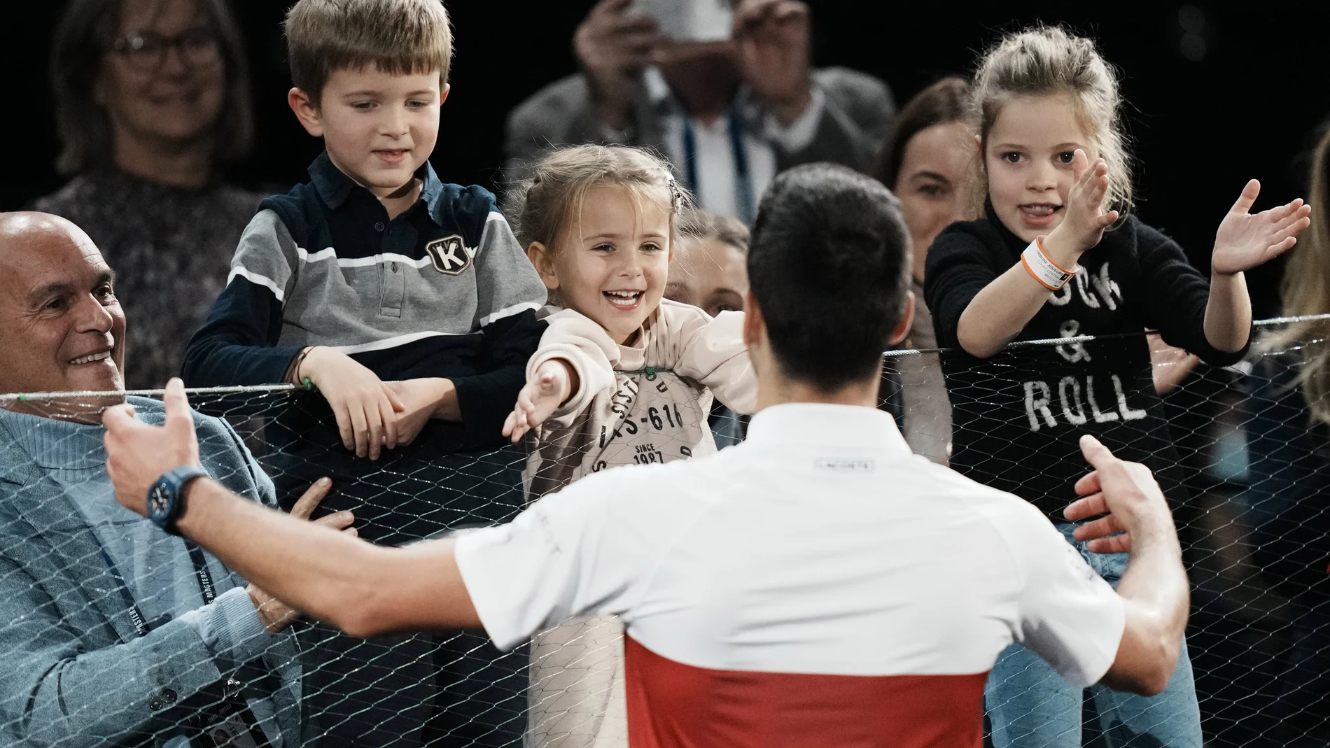 Novak Djokovic acude a abrazar a sus hijos después de derrotar a Medvedev