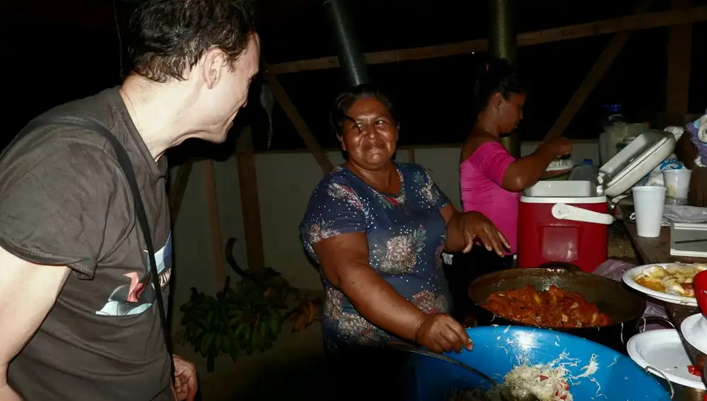 Daniel Rodríguez Moya conversa con una exiliada nicaragüense en el campamento de Upala, al norte de Costa Rica cerca de la frontera con Guatemala, mientras prepara la cena