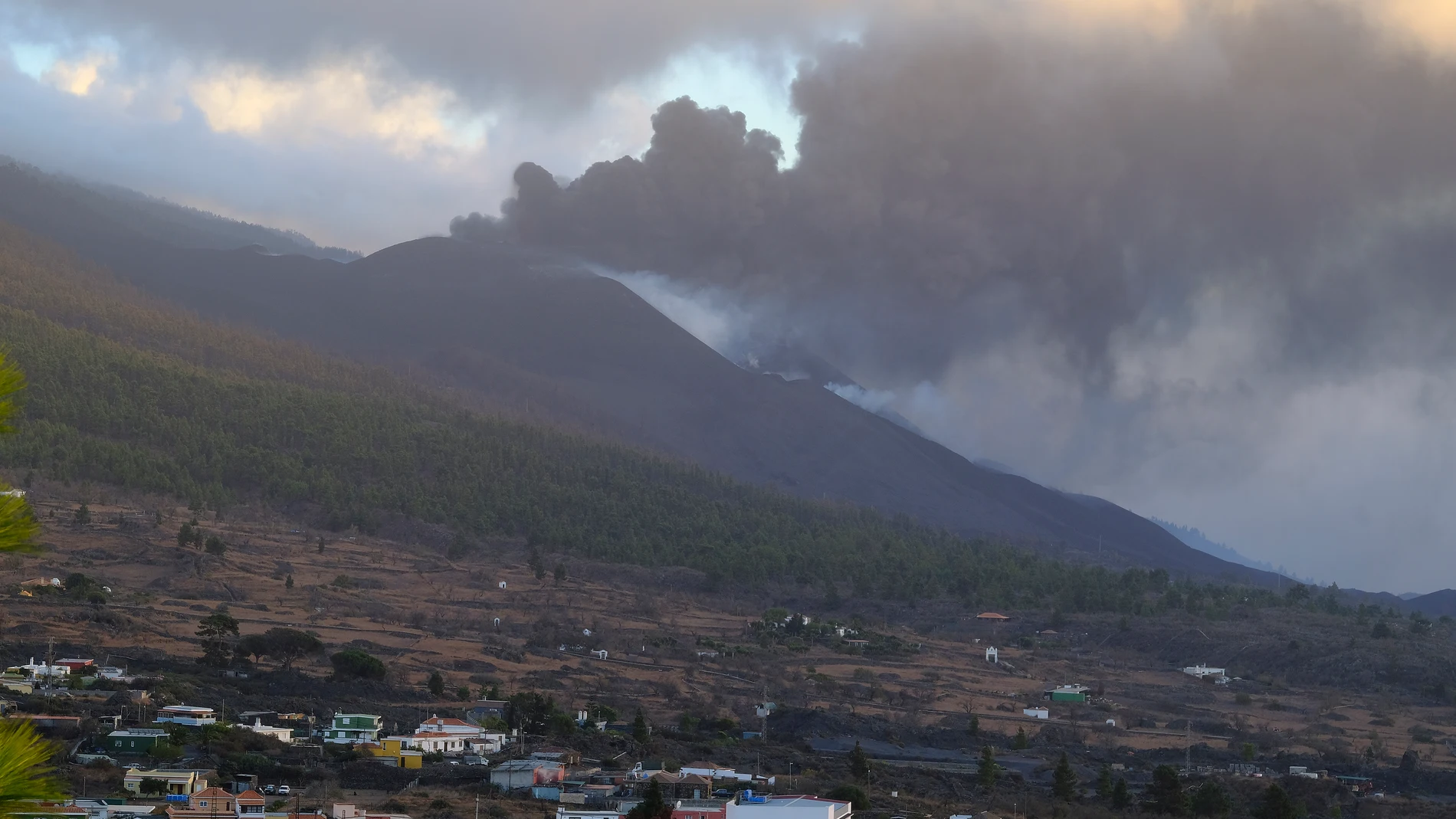 Una de las bocas eruptivas del volcán de Cumbre Vieja, a 7 de noviembre de 2021, en La Palma, Santa Cruz de Tenerife, Canarias (España)