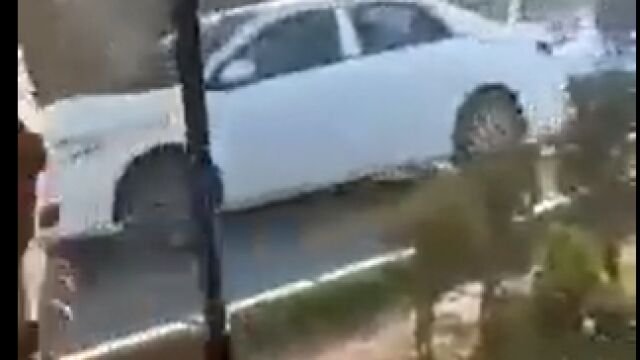 Captura del vídeo de Isis en el que se recoge el asesinato de un funcionario talibán en Afganistán