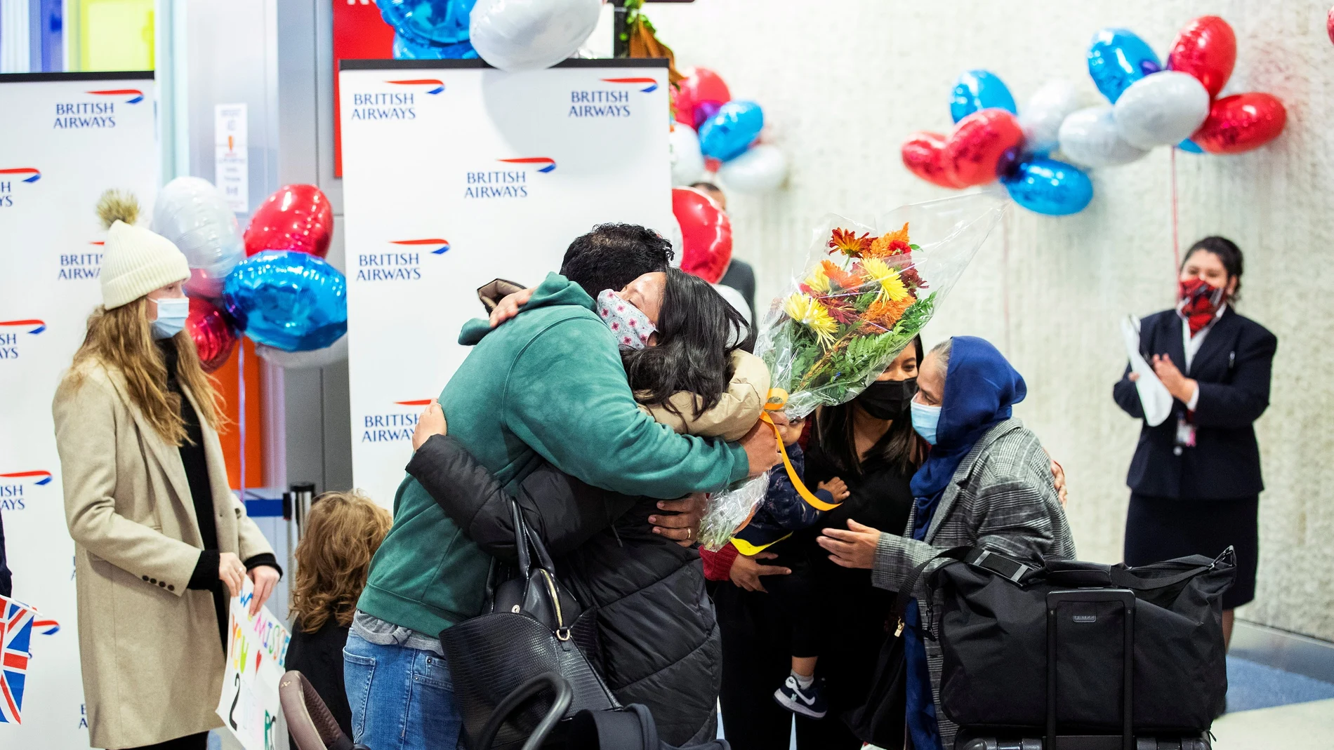 Una familia se abraza tras reencontrarse ayer en el aeropuerto neoyorquino
