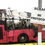 Restos del autobús quemado en Belfast