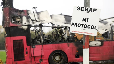 Restos del autobús quemado en Belfast