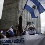 Nicaragüenses participan en una manifestación contra las elecciones presidenciales de su país