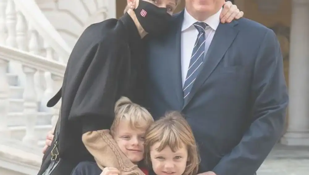 Alberto de Mónaco y Charlene, junto a sus hijos, tras el regreso de la princesa