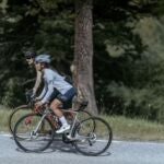 Personas practicando ciclismo.