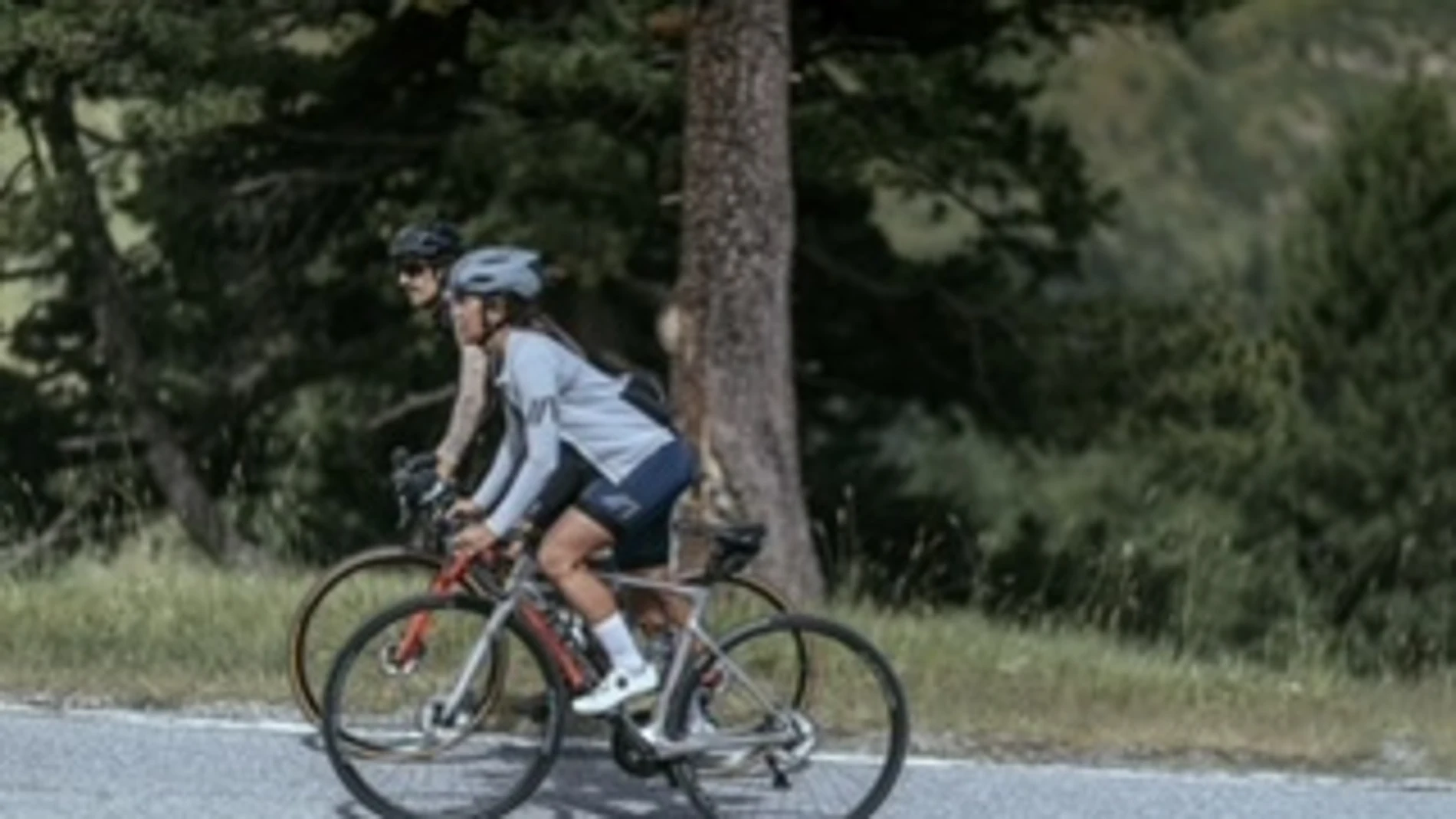 Personas practicando ciclismo.