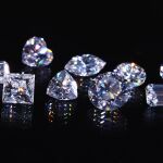 Cristales artificiales de moissanita, un mineral que a menudo se utiliza como sustitutivo de los diamantes.