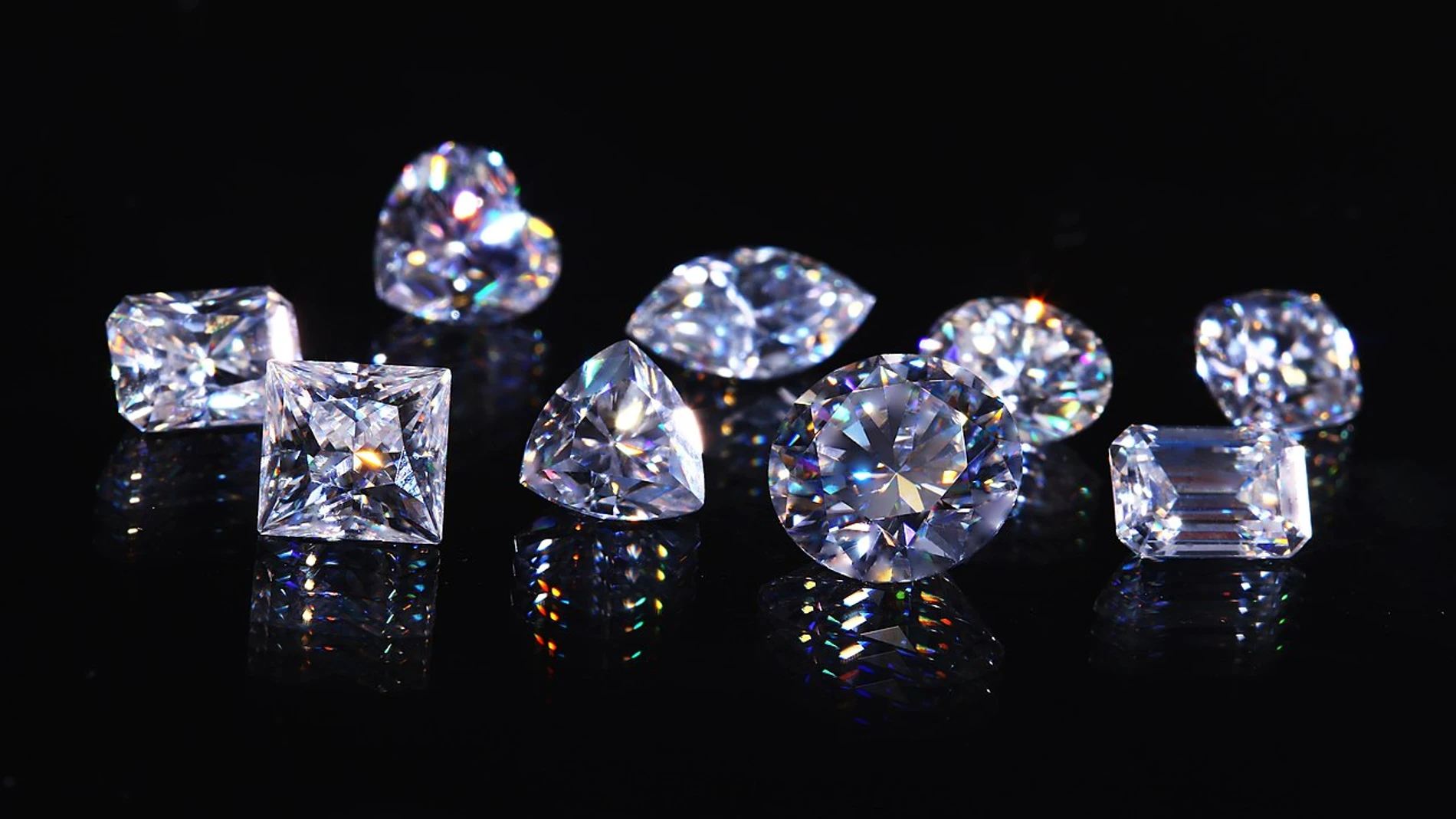 Cristales artificiales de moissanita, un mineral que a menudo se utiliza como sustitutivo de los diamantes.