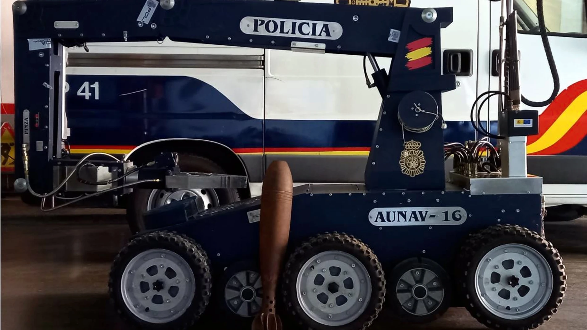 La Policía Nacional activa su protocolo ante el hallazgo de un artefacto explosivo.