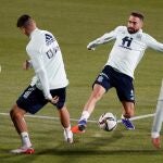 Morata disputa un balón con Carvajal en el entrenamiento de la selección