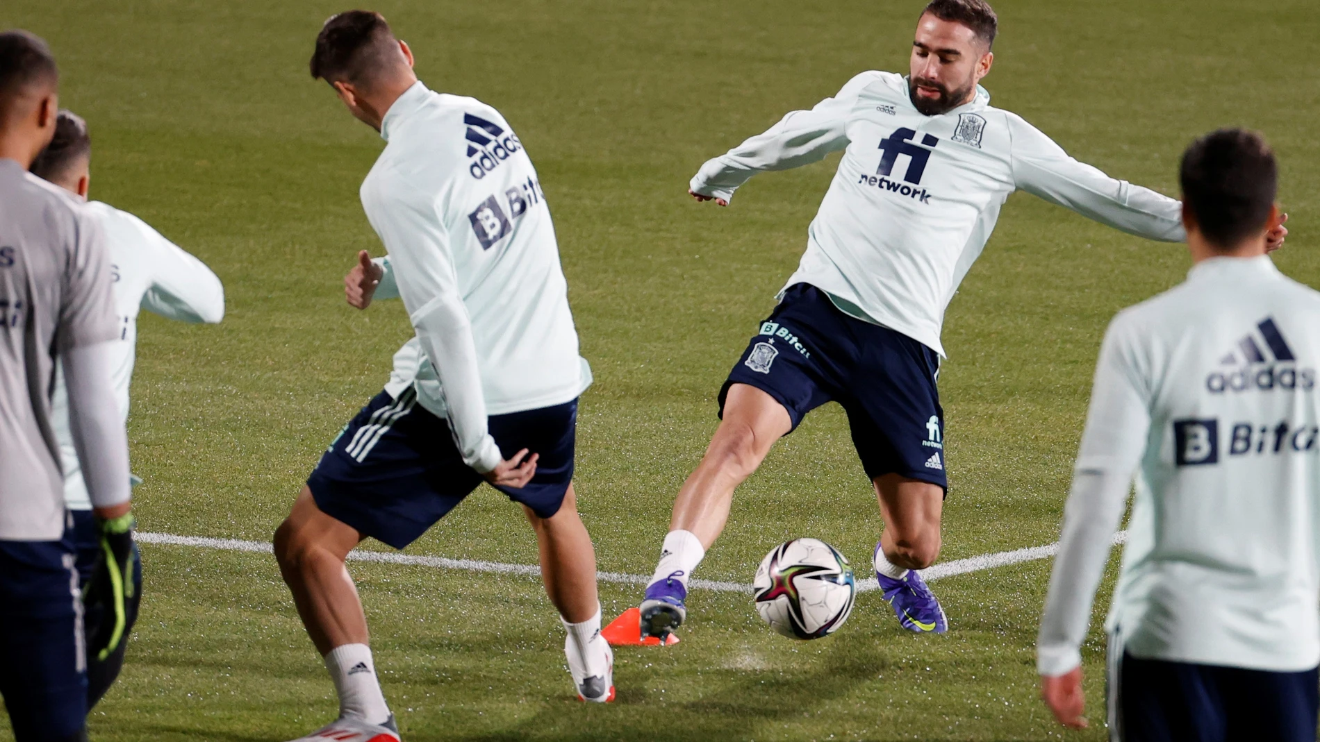 Morata disputa un balón con Carvajal en el entrenamiento de la selección