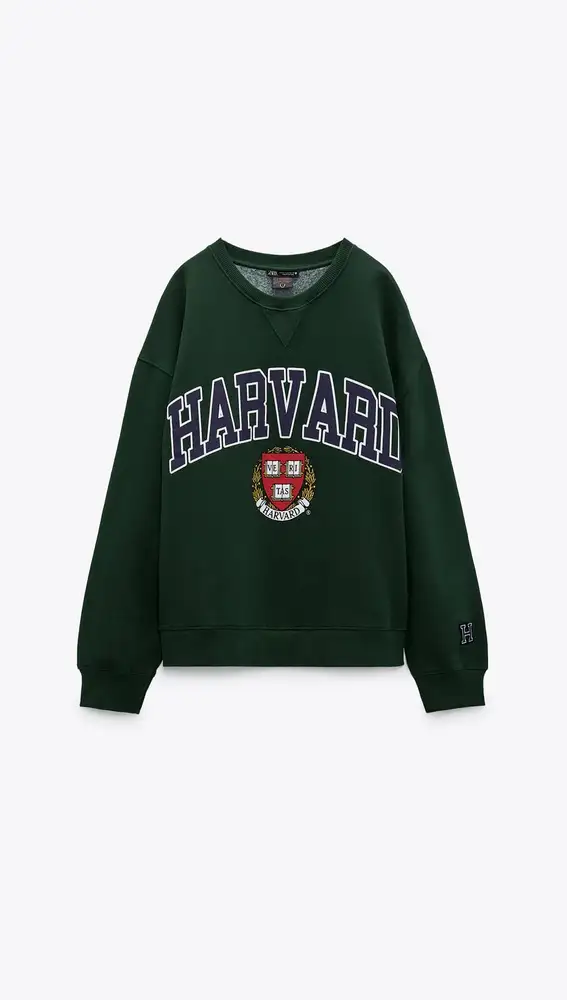 Sudadera con cuello redondo y manga larga en color verde con logo de Harvard, de Zara