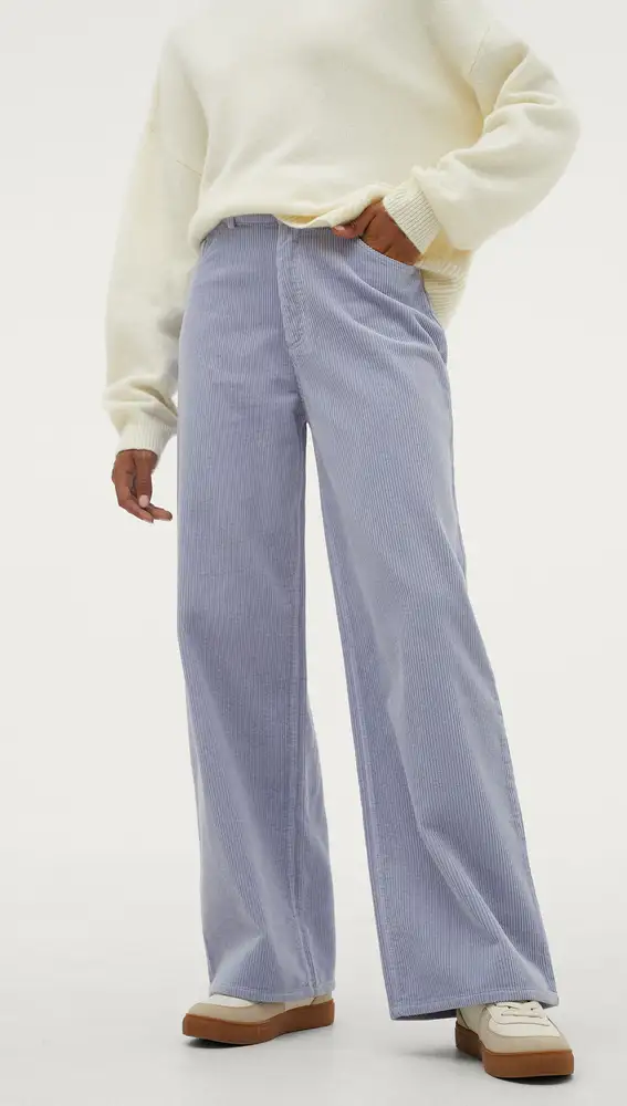 Pantalón de pana y algodón en tono lila.
