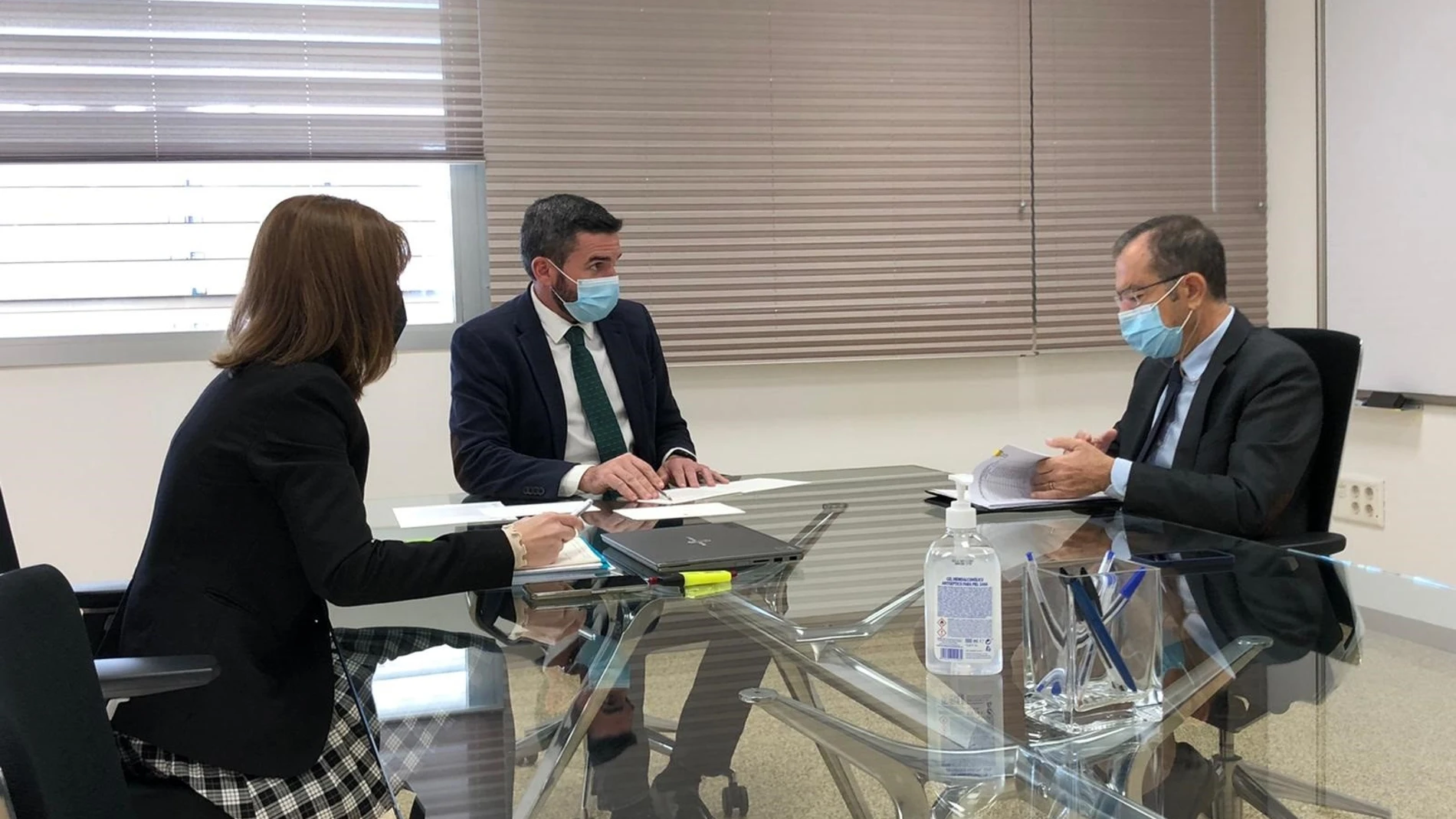 El consejero Antonio Luengo se reúne con José García, presidente de Agrupal, para abordar la preocupación del sector de los zumos ante las nuevas medidas del Gobierno de España.