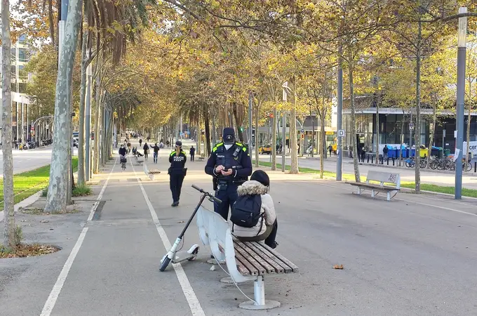 Cerco a los patinetes eléctricos: Barcelona hace obligatorio el casco e incrementará las multas 