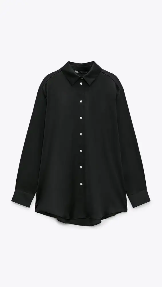 Camisa satinada en color negro, de Zara