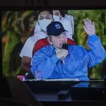 Una mujer observa en el televisor al presidente de Nicaragua Daniel Ortega durante el acto en homenaje al 45 aniversario del tránsito a la inmortalidad del Héroe Nacional Carlos Fonseca Amador, en Managua (Nicaragua)