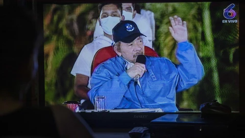 Una mujer observa en el televisor al presidente de Nicaragua Daniel Ortega durante el acto en homenaje al 45 aniversario del tránsito a la inmortalidad del Héroe Nacional Carlos Fonseca Amador, en Managua (Nicaragua)