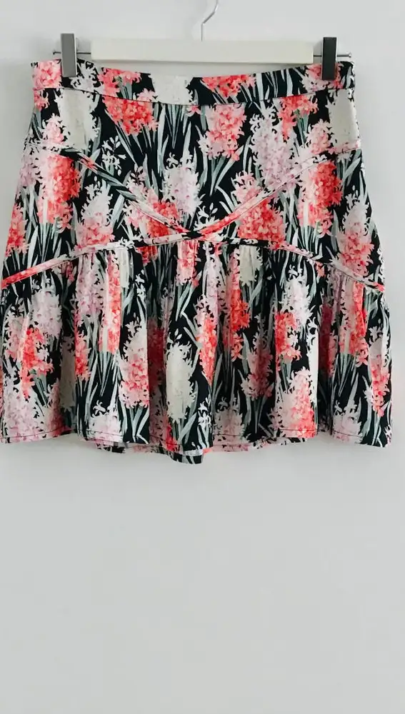 Falda corta con estampado de flores “Valentina”, de Magnolya