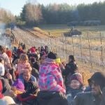 Inmigrantes bielorrusos ante la frontera militarizada con Polonia este martes, 9 de noviembre