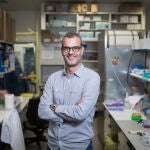 El doctor Salvador Aznar-Benitah, investigador ICREA, ha liderado al grupo de científicos del IRB Barcelona que ha desarrollado el estudio