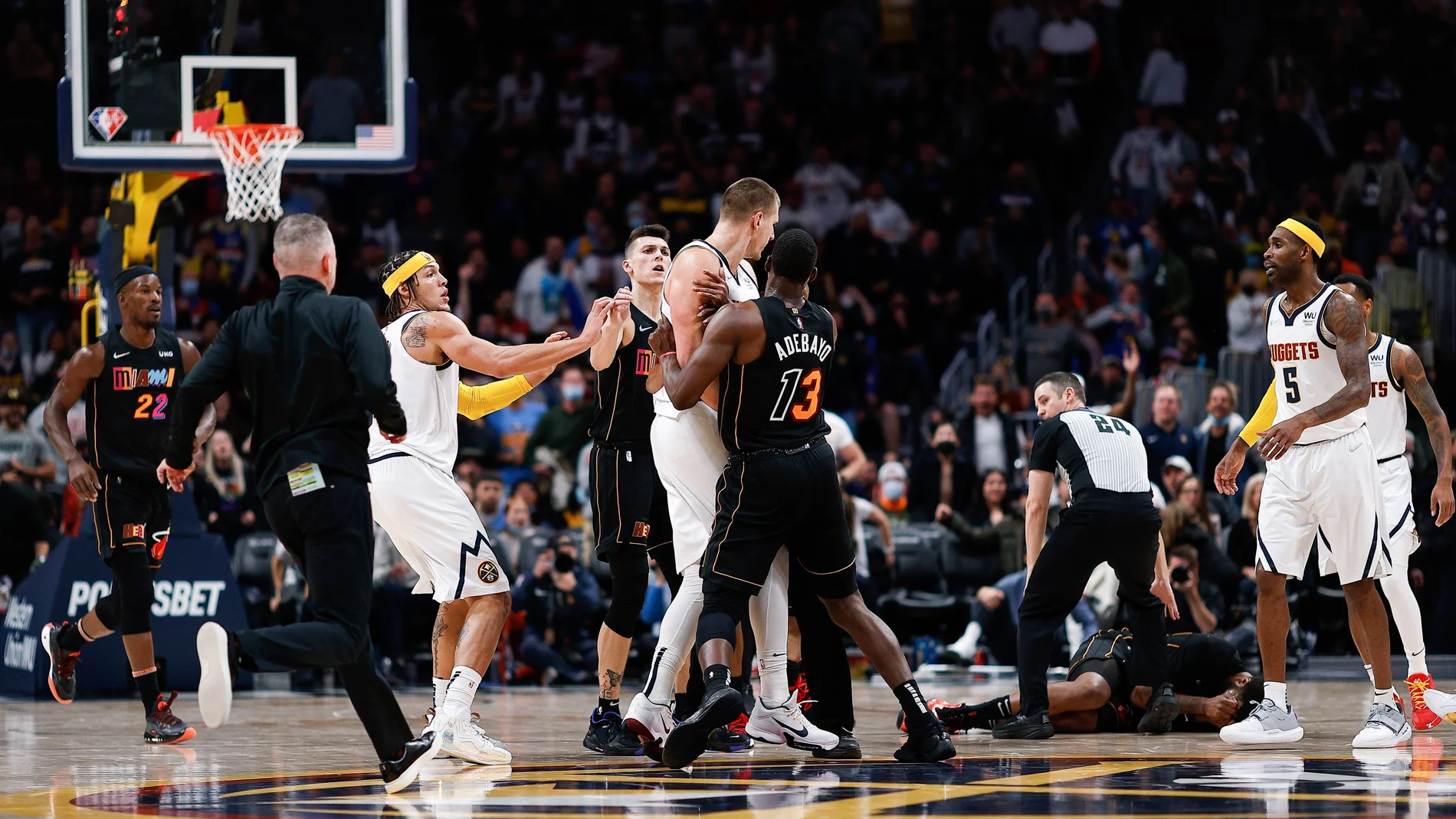 Markieff Morris, caído en el centro de la cancha después de recibir el empujón de Jokic